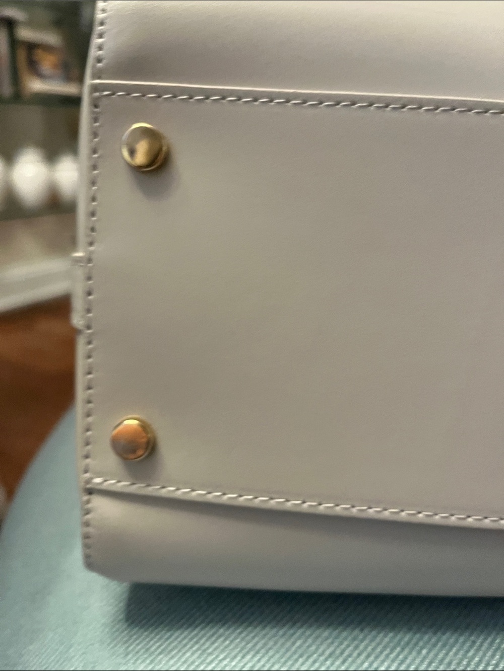 Elegant White Leather Handbag with Gold Accents - Picture 5 of 6
